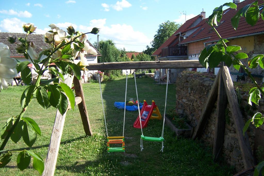Podkrovi V Jihoceskem Statku Nemejice Buitenkant foto